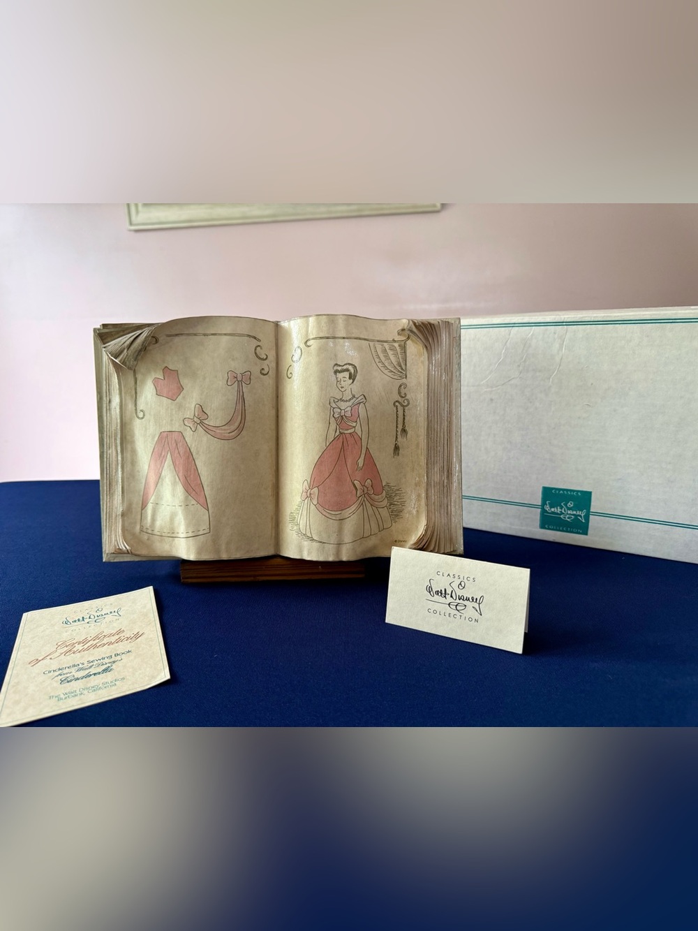 WDCC Cinderella’s Sewing Book Disney Classics Collection Box COA Stand Retired